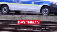 Ein Fahrzeug der Bundespolizei steht nach einem Unfall mit zwei vom Zug erfassten Kindern an der Bahnstrecke.