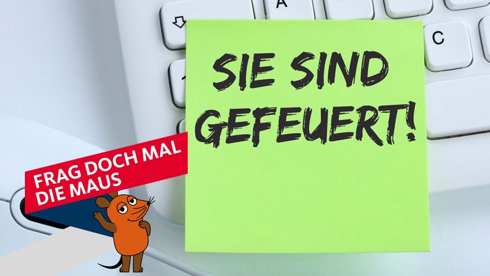 Auf einer Tastatur klebt ein Zettel mit der Aufschrift "Sie sind gefeuert!"