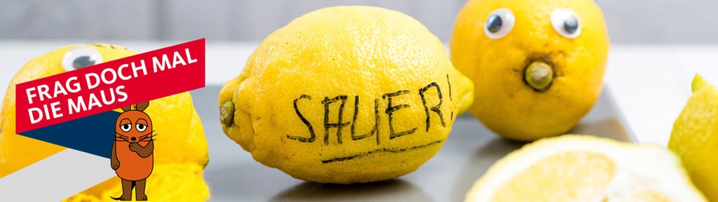 Mehrere Zitronen, von denen eine mit dem Wort "sauer" beschrieben wurde