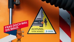 Aufkleber mit der Aufschrift "Achtung: Toter Winkel! auf einer Straßenkehrmaschine