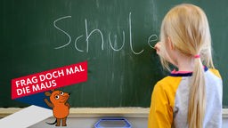 Ein Mädchen schreibt das Wort "Schule" an eine Tafel