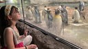 Ein Mädchen beobachtet Pinguine im Zoo