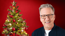 Jan Malte Andresen vor weihnachtlichem Hintergrund