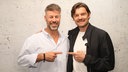 Sam Riley (r) und WDR 2 Moderator Johannes Simon