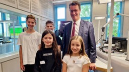 WDR 2 Kindertag: NRW-Ministerpräsident Hendrik Wüst mit (v.l.n.r.) Lorenz (14), Finn (14), Lucy (11), Giulia (10) von der Georg-Schulhoff-Realschule in Düsseldorf