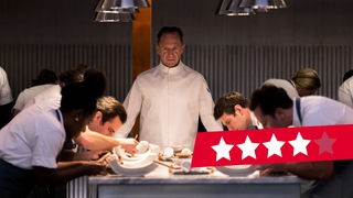 Ralph Fiennes als Chef Slowik in einer Szene des Films "The Menu" 