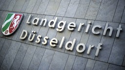 [ARCHIV] Das Wappen des Landes Nordrhein-Westfalen und der Schriftzug "Landgericht Düsseldorf", aufgenommen am 29.04.2013 am Land- und Amtsgericht Düsseldorf.