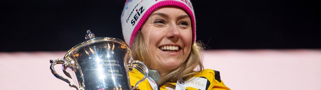 Bob- und Skeleton WM Winterberg 2024: Laura Nolte jubelt bei der Siegerehrung über den WM-Titel im Monobob (25.02.2024)