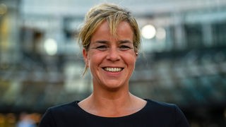 Mona Neubaur (Grüne) am Wahlabend vor dem Düsseldorfer Landtag (15.05.2022)