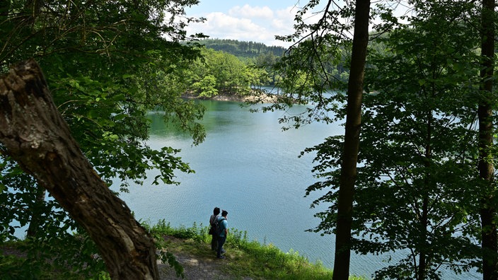 Spaziergänger am Ufer der Aggertalsperre