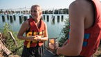 Aqua-Climb in Selm: Eine junge Frau steht am Ufer