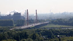 Blick von der Halde auf A 42 und Rheinbrücke