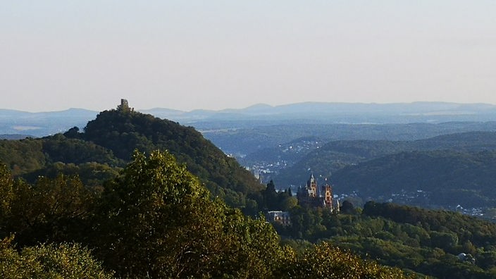 Blick vom Petersberg auf Drachenfels und Drachenburg