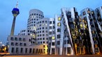 Düsseldorf: Rheinturm und Hausfassaden im Medienhafen