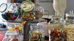 Feilichtmuseum Grefrath: Süßigkeiten im "Tante-Emma-Laden"
