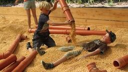 Spielende Kinder beim Landlümmel