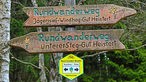 Hinweisschilder für Wanderer auf dem Narzissenweg in der Nähe von Monschau