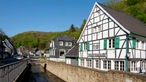Burg an der Wupper: Fachwerk- und Schieferhäuser am Ufer des Eschbachs