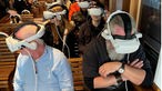 Besucher mit VR-Brillen im Schwebodrom