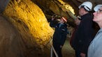 Steffie, Marcus, Ralph und Michi erkunden mit Museumsleiterin Friederica Ihling die Grube im Besucherbergwerk Ramsbeck