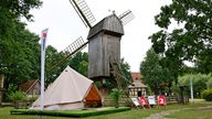 Das WDR 2-Zelt steht vor der historischen Bockwindmühle auf dem Mühlenhof in Münster