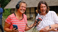 WDR 2-Reporterin Anita Horn interviewt Anja Stamen vor dem WDR 2 Zelt auf dem Mühlenhof in Münster
