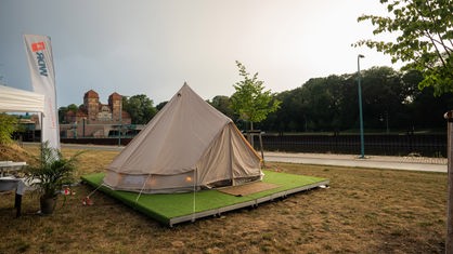 Das WDR 2-Zelt steht auf einer Wiese am Wasserstraßenkreuz in Minden