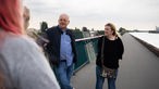 Silke Gehrmann und Guide Volker Möhring bei der privaten Führung am Mindener Wasserstraßenkreuz