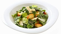 Caesar Salad in einer Porzellanschüssel