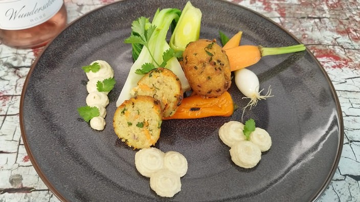 Couscous-Süßkartoffel-Nocken mit Hummus, angerichtet auf einem Teller