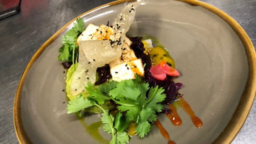 Rotkohl-Ingwer-Salat mit Sesam und Koriander