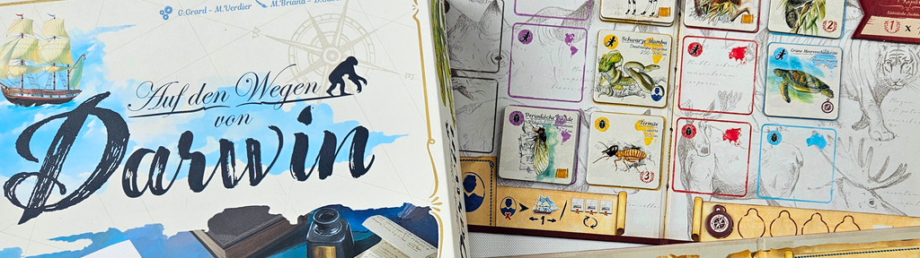 Die Spielschachtel von "Auf den Wegen von Darwin", daneben die zentrale Auslage und das Reisetagebuch eines Spielers, auf denen bunte Tierplättchen liegen