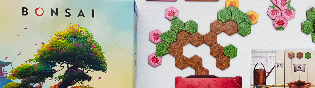 Die Spielschachtel von "Bonsai" zeigt einen Miniaturbaum in einer Schale, daneben ein Baum aus sechseckigen Spielplättchen, und eine Kartenauslage