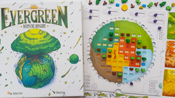 Die Spieleschachtel von "Evergreen" neben einem weiß-bunten Spielplan, der einen Planeten mit sechs verschiedenen Lebensräumen zeigt. Darauf kleine Triebe und Bäumchen aus Holz.