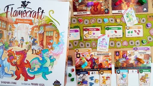 Die Spieleschachtel von Flamecraft zeigt den Titel des Spiels und drei bunte, niedliche Drachen. Daneben zeigt der Spielplan eine Stadt mit verschiedenen Läden, in denen kleine Drachen ihrer Arbeit nachgehen.