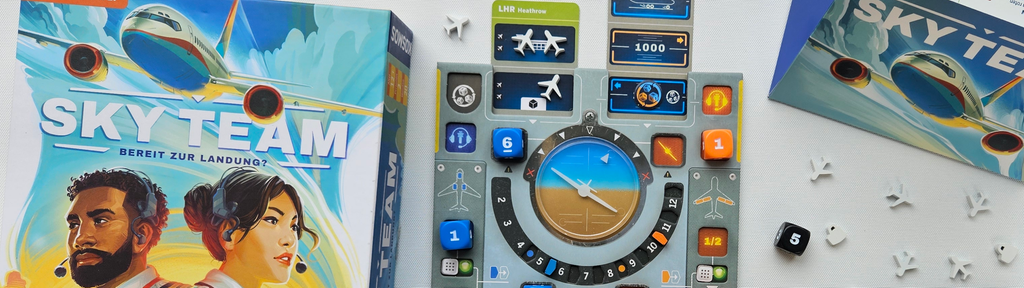 Die Spieleschachte von Skyteam zeigt Pilotin und Co-Pilot, daneben das einem Flugzeugcockpit nachempfundene Spielbrett mit Schaltern und Anzeigen, auf denen farbige Würfel liegen