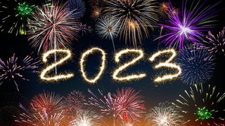 Feuerwerk am Nachthimmel und die Jahreszahl "2023" 