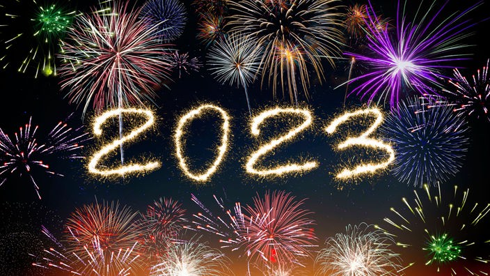 Feuerwerk am Nachthimmel und die Jahreszahl "2023" 