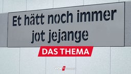 Schild an einem Wohnhaus in Köln mit der Aufschrift "Et hätt noch immer jot jejange" ("Es ist noch immer gut gegangen")