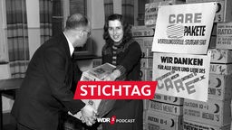 In der Verteilungsstelle Stuttgart übergibt der Vorsitzende des Komitees für die Verteilung von Care-Paketen am 02.09.1946 einer Empfängerin ihr Paket