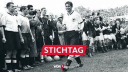 Archivbild 04.07.1954: Deutschland ist Fußball-Weltmeister, Fassungslos vor Freude kehrt Fritz Walter nach Überreichung des Coupe Jules Rimet zu seinen Mannschaftskameraden zurück,