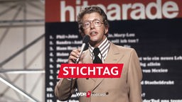 Dieter Thomas Heck <Fernsehmoderator, Deutschland> bei der Moderation der Folge 37 der ZDF-Hitparade, 1972,  redend, Mikrofon, Tafel mit Überschrift "Hitparade" im Hintergrund