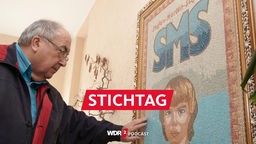Emil Morsch, Vorstandsvorsitzender der Stefan-Morsch-Stiftung, steht vor einem Mosaik, das seinen verstorbenen Sohnes zeigt