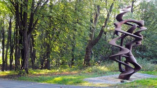 Die Stahlskulptur "To the Knee" von Tony Cragg im Skulpturenpark Waldfrieden in Wuppertal