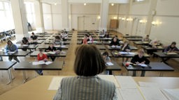 Zentralabitur in NRW: Schüler schreiben Prüfungen