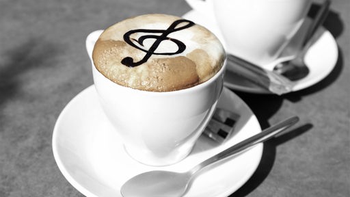 WDR 3 am Sonntagmorgen; Symbolfoto: Kaffeetasse, Notenschlüssel auf Milchschaum
