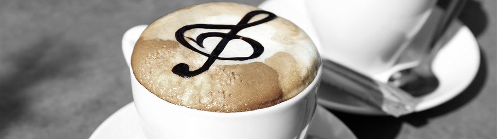 WDR 3 am Sonntagmorgen; Symbolfoto: Kaffeetasse, Notenschlüssel auf Milchschaum