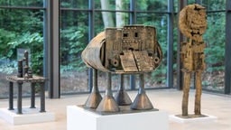 Die Skulptur steht am 25.07.2024 im Ausstellungspavillon des Skulpturenparks Waldfrieden in Wuppertal.