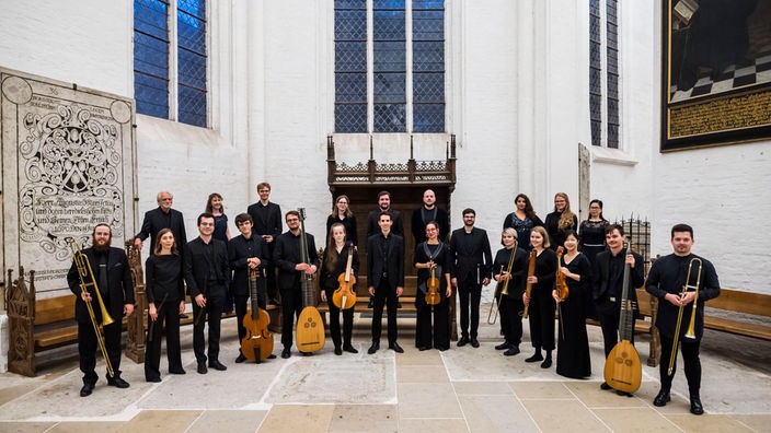 Das Europäische Hanse-Ensemble steht im Chorraum einer Kirche