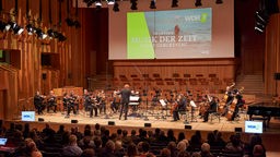 70 Jahre Musik der Zeit: Der Dirigent Enno Poppe leitet das WDR Sinfonieorchester 